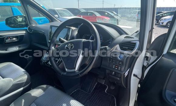 Buy Used Toyota Voxy White Car in Laborie in Laborie Buy Used Toyota Voxy White Car in Laborie in Laborie