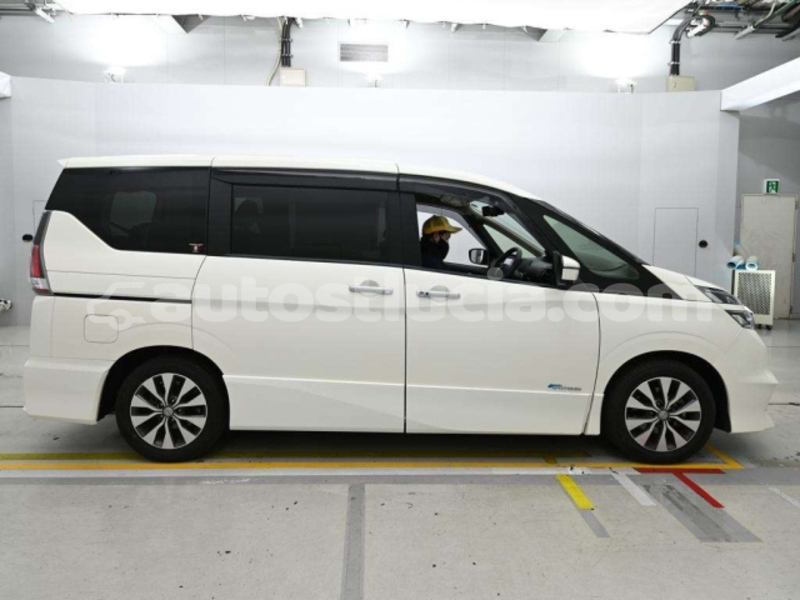 Big with watermark nissan serena laborie laborie 4695
