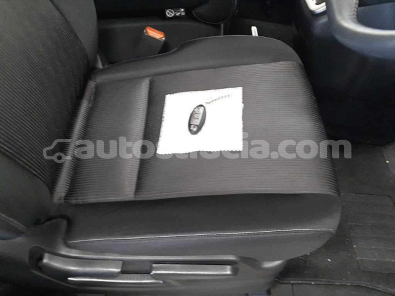 Big with watermark nissan serena laborie laborie 4695