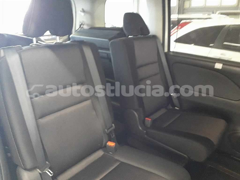 Big with watermark nissan serena laborie laborie 4695