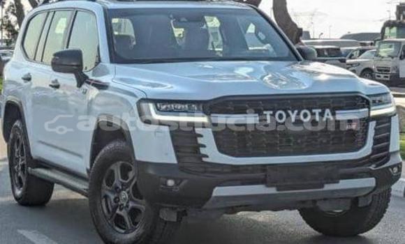 Buy Used Toyota Land Cruiser White Car in Castries in Castries