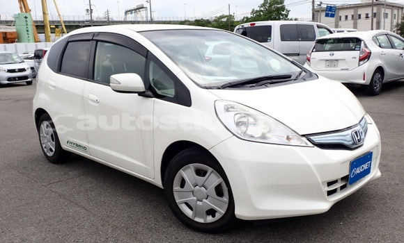 Buy Used Honda FIT White Car in Choiseul in Choiseul
