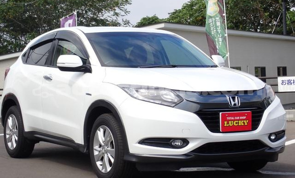 Buy Used Honda Vezel White Car in Castries in Castries