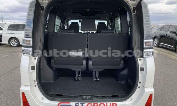 Acheter Import Voiture Toyota Voxy Blanc à Import - Dubai, Anse-la-Raye Acheter Import Voiture Toyota Voxy Blanc à Import - Dubai, Anse-la-Raye