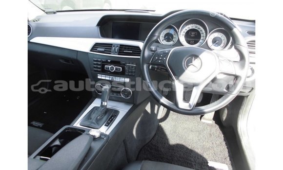 Buy Import Mercedes-Benz 190 (W201) White Car in Import - Dubai in Anse-la-Raye Buy Import Mercedes-Benz 190 (W201) White Car in Import - Dubai in Anse-la-Raye